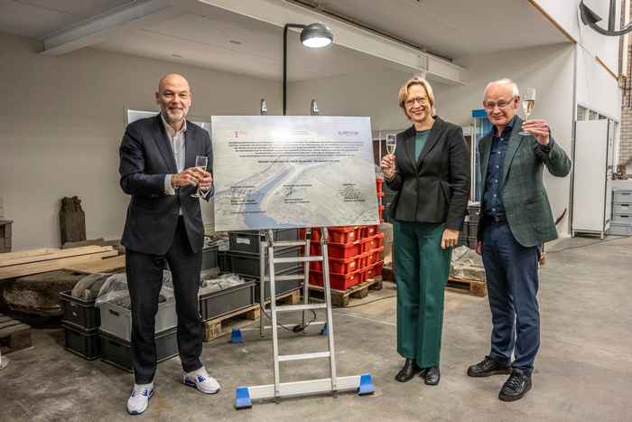 Rutger Groot Wassink (namens gemeente Amsterdam), Julia Noordegraaf (namens UvA Faculteit der Geesteswetenschappen) en Fred Weerman (namens Allard Pierson) na de ondertekening van de samenwerkingsovereenkomst.